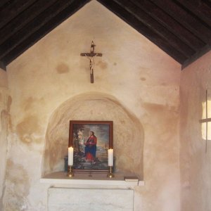 Unutrašnjost crkvice sa slikom sv. Bartola i