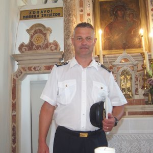 Voditelj klape HRM-a  Sv. Juraj - Marko Bralić ispred oltara gk