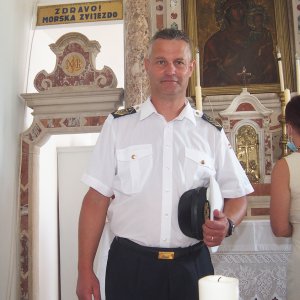 Voditelj klape Marko Bralić ispre oltara u crkvi GOP-e gk